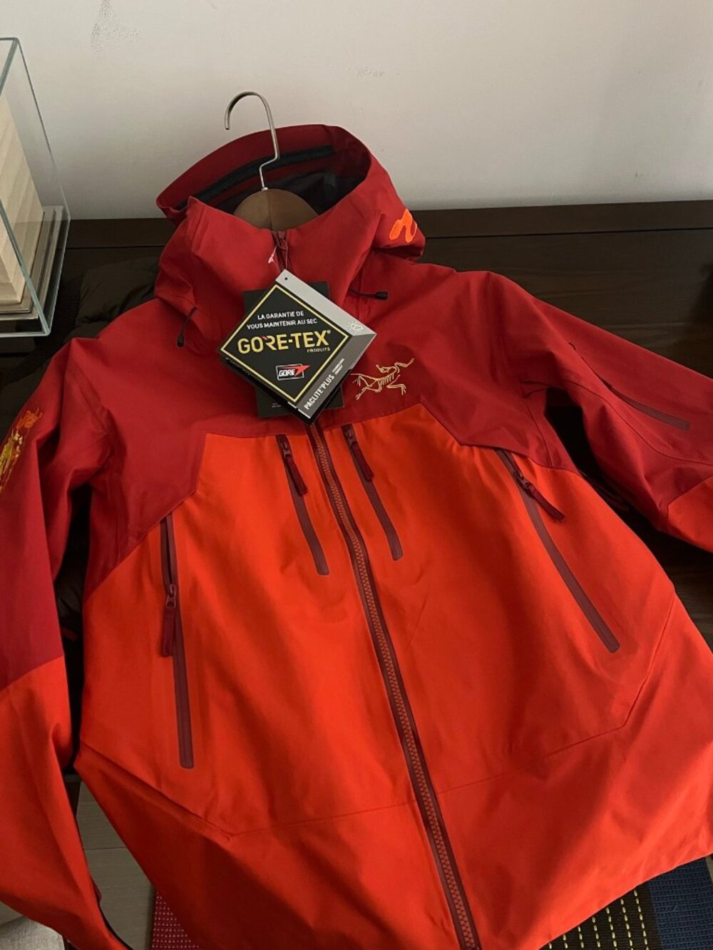 Arc'teryx Alpha SV Jacket, two-tone GORE-TEX hardshell, size L.